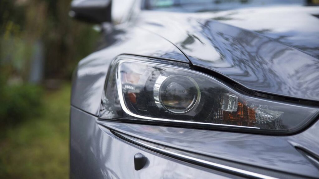 Lei do Farol começa a valer no Brasil e altera regras para motoristas