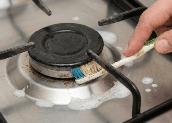 Escovas de dente viram aliadas na limpeza da sua casa