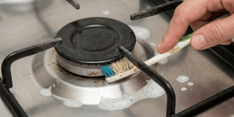 Escovas de dente viram aliadas na limpeza da sua casa