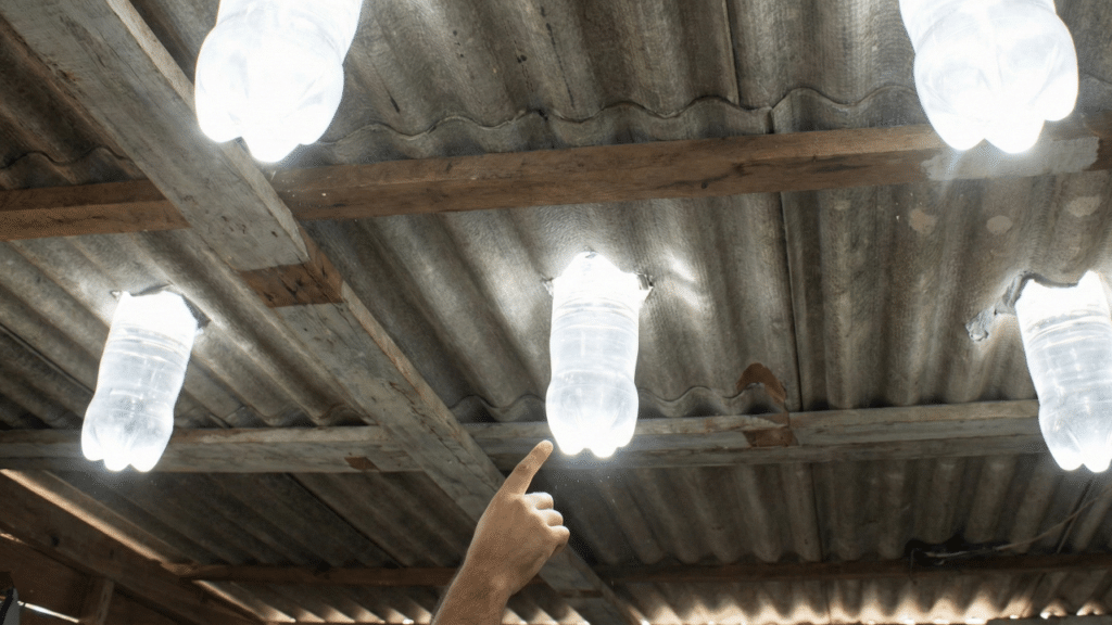 Garrafa PET vira lâmpada que economiza energia e dinheiro