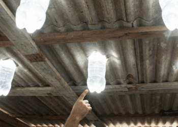 Garrafa PET vira lâmpada que economiza energia e dinheiro