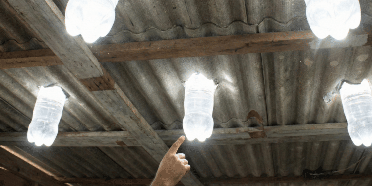 Garrafa PET vira lâmpada que economiza energia e dinheiro