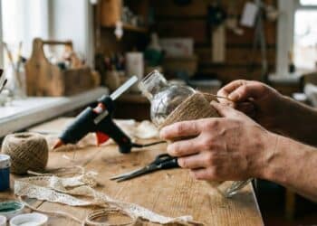 Veja como transformar garrafas de vidro em vasos e luminárias sem gastar muito