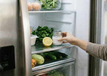 o truque caseiro que elimina o mau cheiro da geladeira em poucos minutos