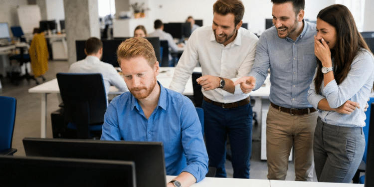 funcionário ridicularizado por ser ruivo será indenizado em R$ 3.000 por assédio moral