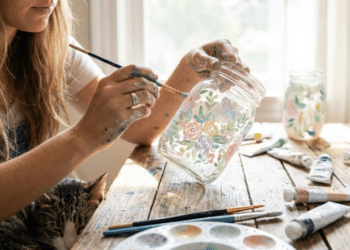 Reaproveitamento criativo faz potes e garrafas virarem destaque na decoração sustentável