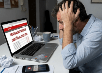 Cliente ganha R$ 18 mil após ter cartão bloqueado indevidamente pelo banco