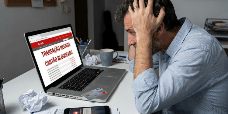 Cliente ganha R$ 18 mil após ter cartão bloqueado indevidamente pelo banco