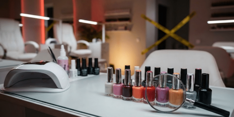 Anvisa veta uso de componentes comuns em unhas artificiais e esmaltes em gel