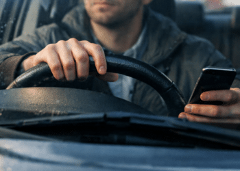 Motoristas que usam celular ao volante terão punições mais severas com nova lei