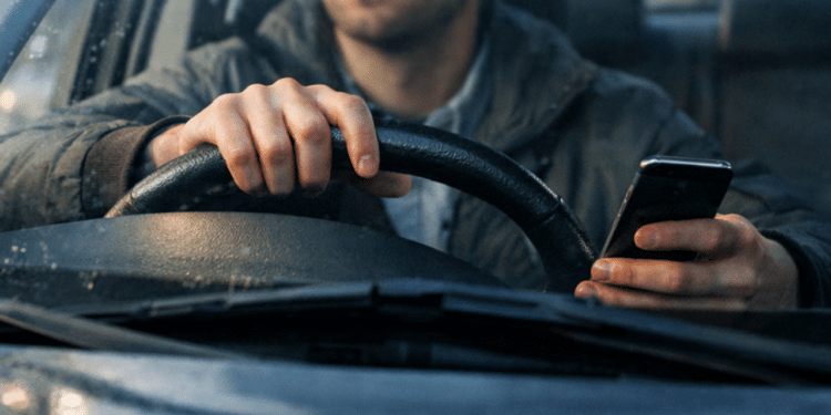 Motoristas que usam celular ao volante terão punições mais severas com nova lei