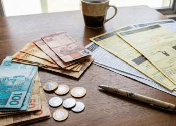 Multas e notas de dinheiro em cima da mesa