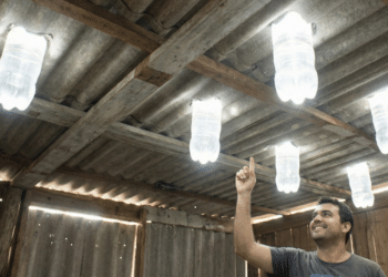 Adeus conta de luz alta com lâmpada sustentável de garrafa PET