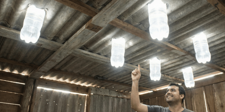 Adeus conta de luz alta com lâmpada sustentável de garrafa PET