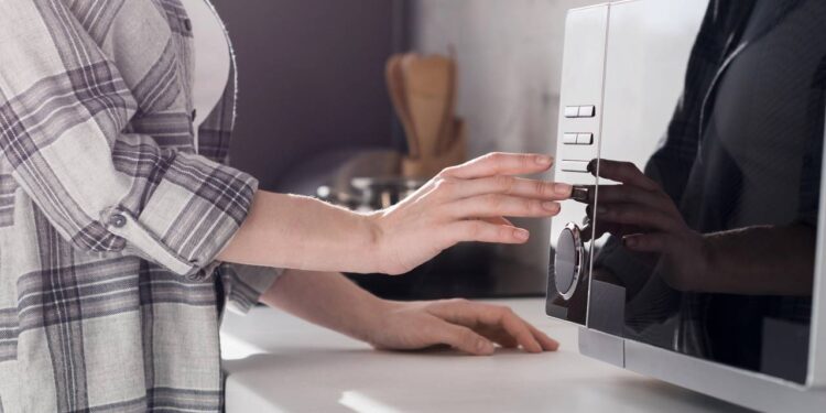 Adeus micro-ondas antigo: novo eletrodoméstico mais eficiente vai dominar as cozinhas em 2026