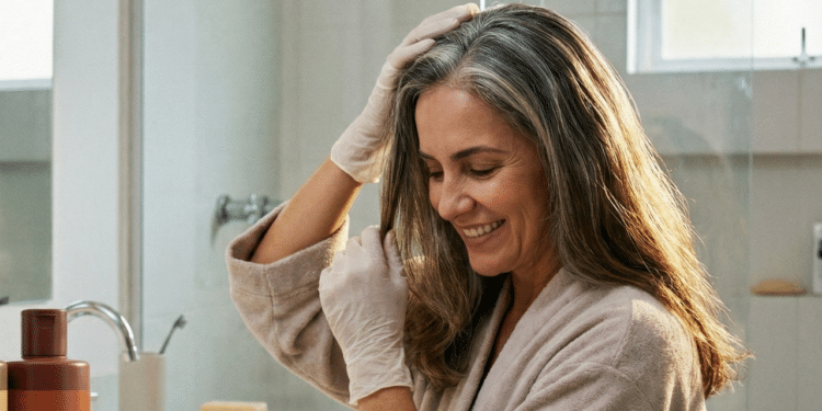 Tonalizantes acessíveis que disfarçam os brancos e tratam o cabelo