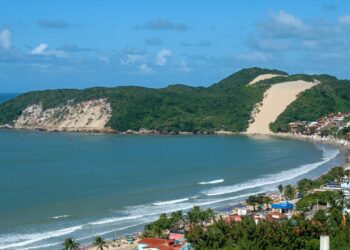 Uma cidade do Nordeste vem ganhando fama pelas águas mornas e cristalinas e pelas dunas incríveis para relaxar
