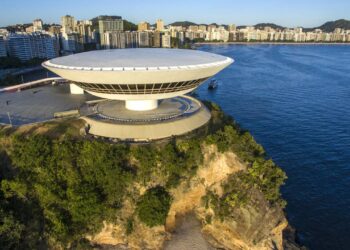 A cidade perfeita para viver bem perto do Rio, com segurança reforçada e praias entre montanhas