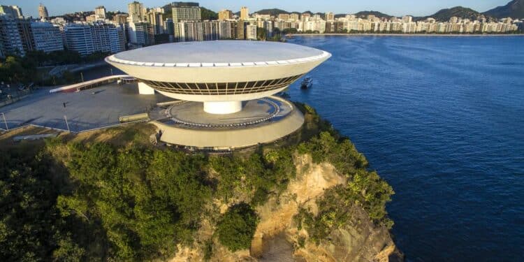 A cidade perfeita para viver bem perto do Rio, com segurança reforçada e praias entre montanhas