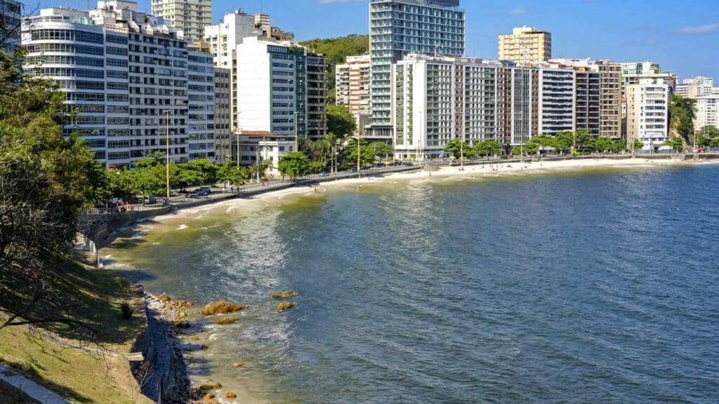 A cidade perfeita para viver bem perto do Rio, com segurança reforçada e praias entre montanhas
