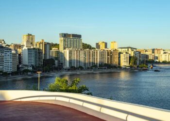 A cidade perfeita para viver bem perto do Rio, com segurança reforçada e praias entre montanhas