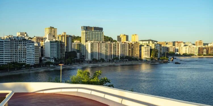 A cidade perfeita para viver bem perto do Rio, com segurança reforçada e praias entre montanhas