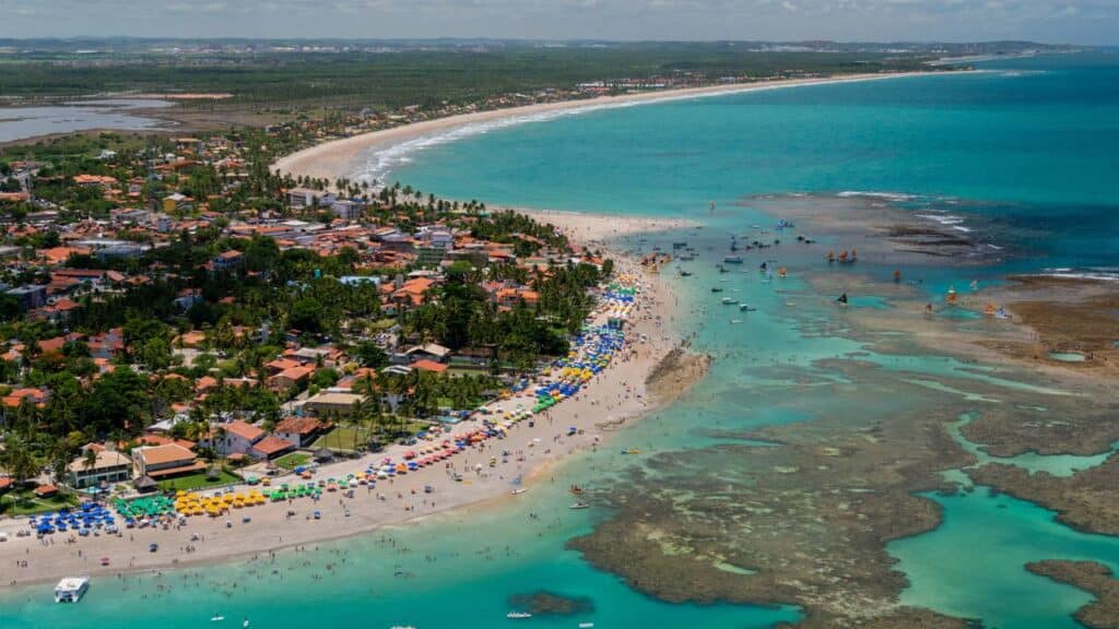 A famosa praia paradisíaca no Nordeste com vida noturna agitada perfeita para quem busca aventura