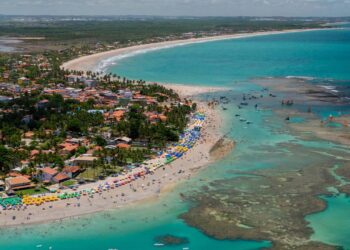 A famosa praia paradisíaca no Nordeste com vida noturna agitada perfeita para quem busca aventura