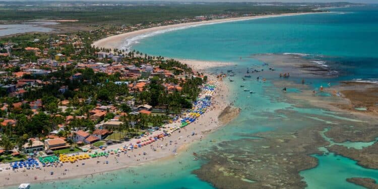 As praias do Nordeste reúnem mar turquesa, falésias coloridas e piscinas naturais, com destaques como Porto de Galinhas, Praia do Francês e Canoa Quebrada altamente procuradas o ano inteiro. // Créditos: depositphotos.com / contato@caciomurilo.com.br