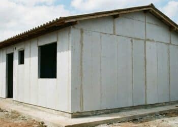 Adeus ao tijolo: a tendência para 2026 são paredes prontas, fáceis de instalar e bem mais baratas