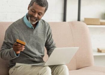 O que você precisa olhar antes de pagar com cartão em sites e aplicativos de compras