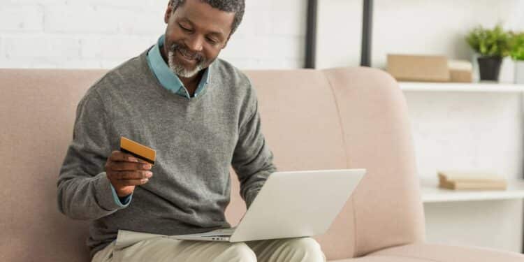 O que você precisa olhar antes de pagar com cartão em sites e aplicativos de compras
