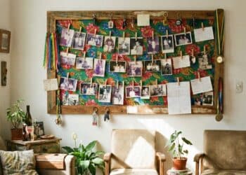 Transforme sua parede sem graça em um cantinho afetivo com fotos e objetos da família
