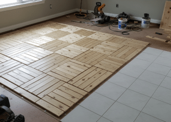 Pallets reaproveitados estão tomando o lugar do porcelanato em obras econômicas