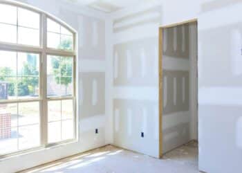 Paredes de drywall ficam para trás enquanto painéis reciclados viram tendência