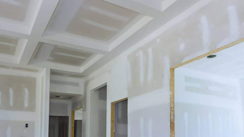 O reboco está concluído, as paredes de gesso estão prontas para pintura e a nova casa está sendo construída.