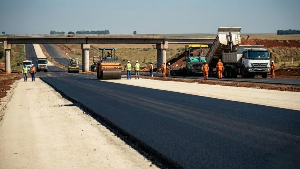 Com 1.200 empregos e nova infraestrutura, duplicação da BR-153 impulsiona logística no Paraná