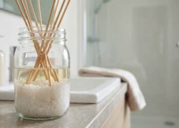 Com apenas três ingredientes, você faz um aromatizador caseiro que melhora o cheiro do banheiro