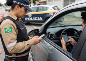 Multa pesada será aplicada a condutores que não estiverem com esses dois documentos exigidos por lei