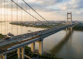 Com 10 quilômetros de extensão, maior ponte suspensa do mundo é inaugurada com seis faixas e trilhos para alta velocidade