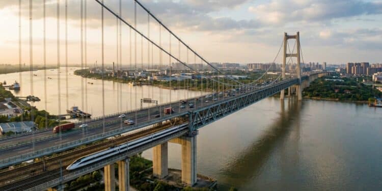 Com 10 quilômetros de extensão, maior ponte suspensa do mundo é inaugurada com seis faixas e trilhos para alta velocidade