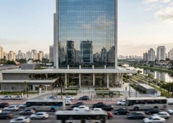 Novo gigante corporativo de São Paulo aposta em mirante de vidro e integração com transporte público