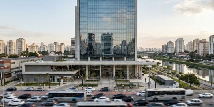 Novo gigante corporativo de São Paulo aposta em mirante de vidro e integração com transporte público