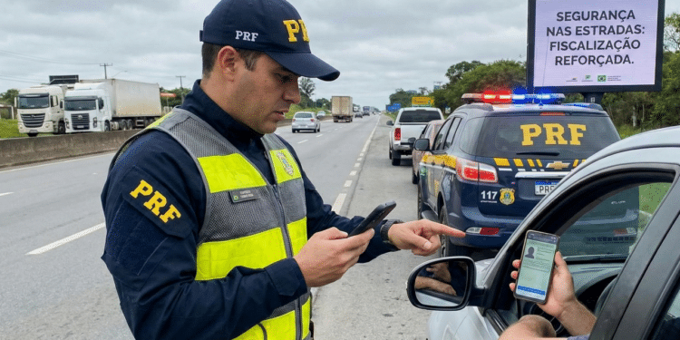 PRF passa a fiscalizar mais a CNH digital em todo o Brasil