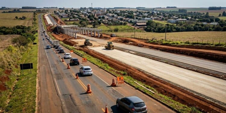 Com 1.200 empregos e nova infraestrutura, duplicação da BR-153 impulsiona logística no Paraná