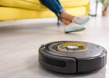 Esse robô circula sozinho e remove poeira, pelos e migalhas do chão mesmo quando ninguém está em casa