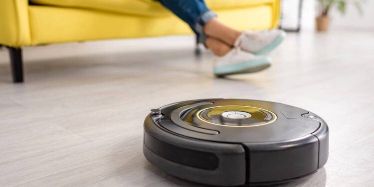 Esse robô circula sozinho e remove poeira, pelos e migalhas do chão mesmo quando ninguém está em casa