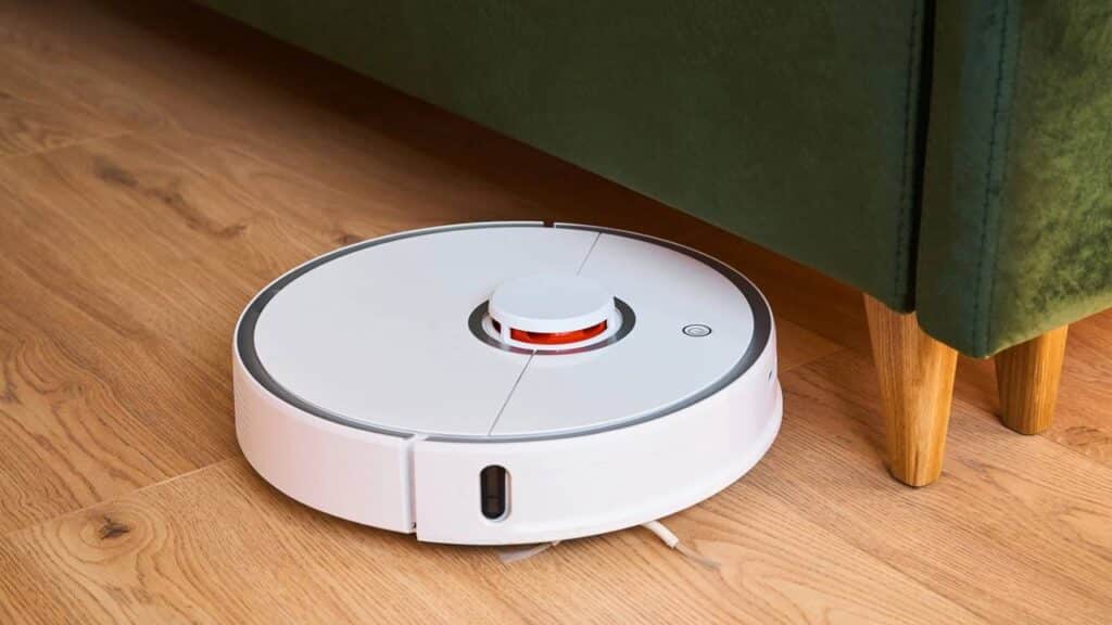Esse robô circula sozinho e remove poeira, pelos e migalhas do chão mesmo quando ninguém está em casa