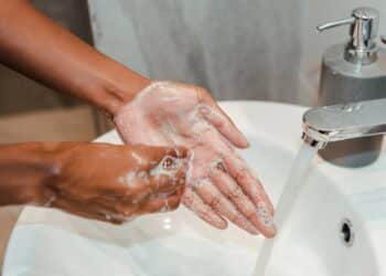 Lotes contaminados do sabão líquido para roupas da marca Ypê foram recolhidos por contaminação microbiológica