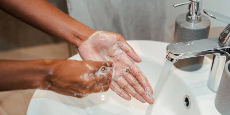 Lotes contaminados do sabão líquido para roupas da marca Ypê foram recolhidos por contaminação microbiológica